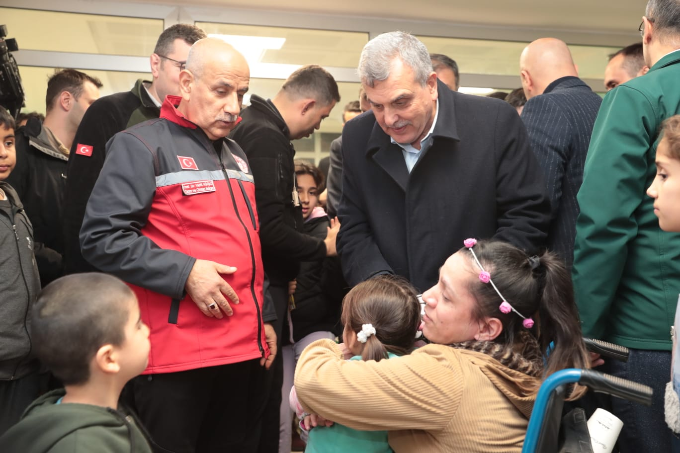 Bakan Kirişci'den Şanlıurfalı depremzedelere ziyaret
