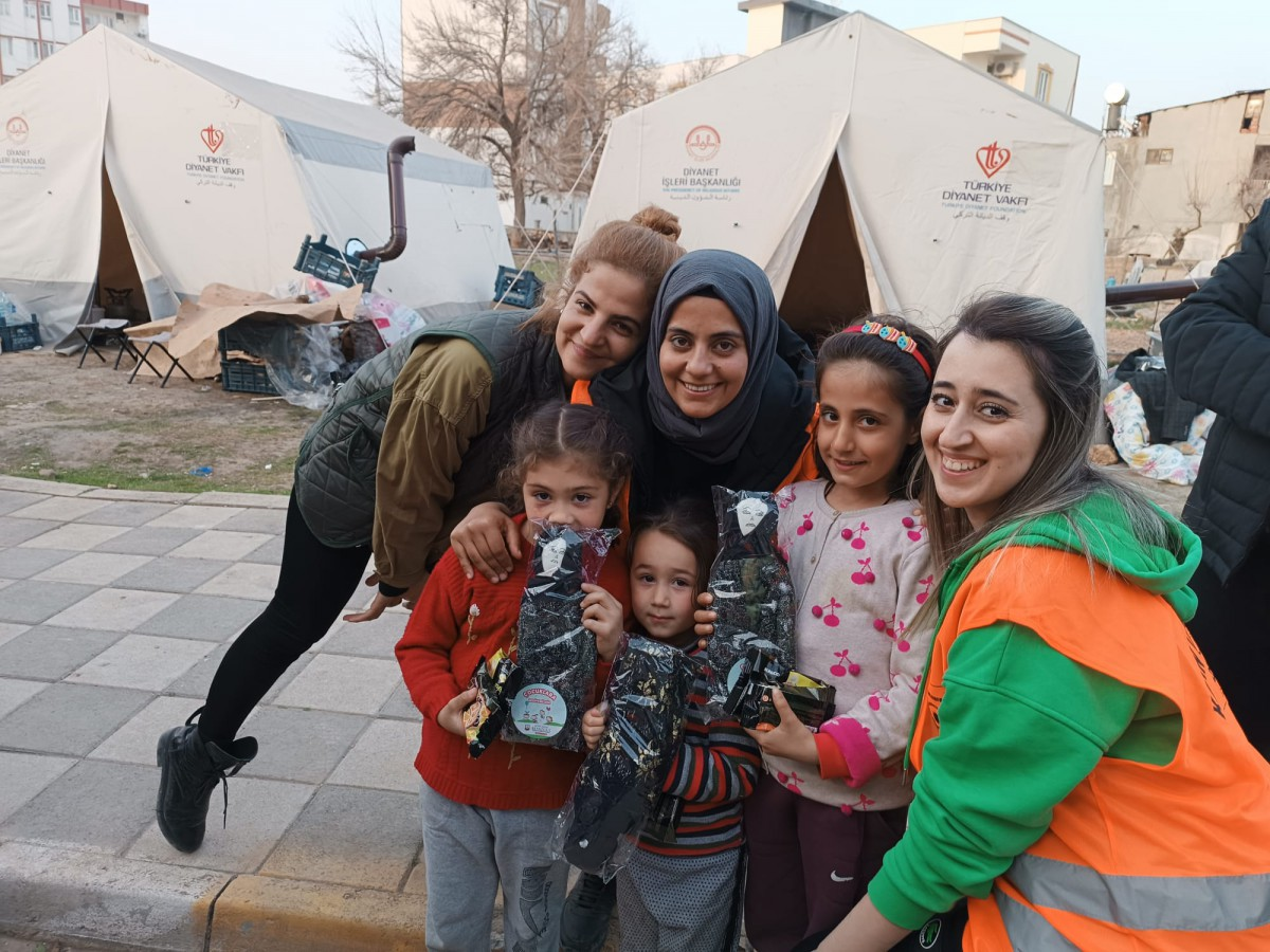 Şanlıurfalı kadınların ürettikleri bez bebekler çocuklara ulaştırıldı