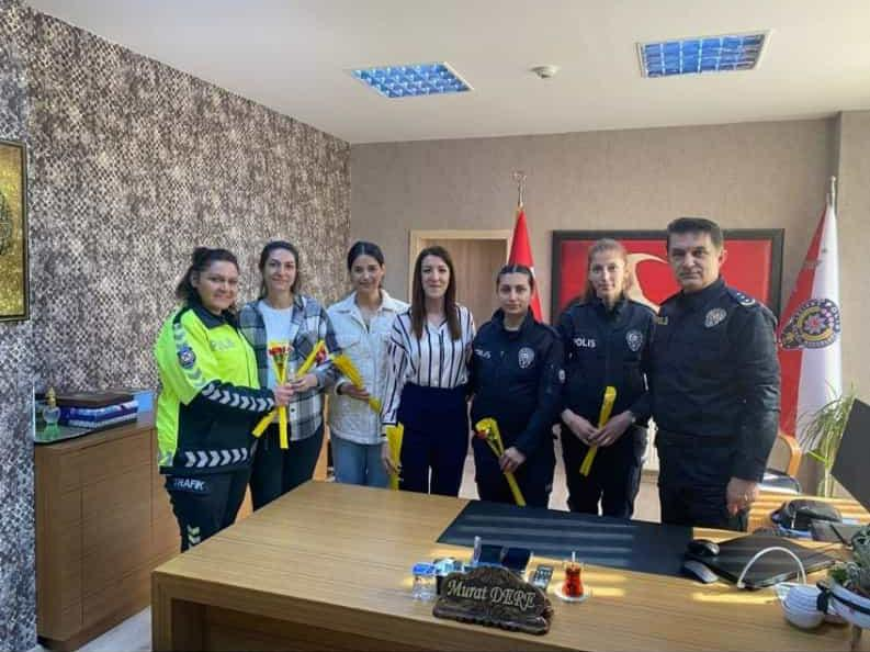 Müdür Dere Kadınlar Gününü Karanfillerle Kutladı