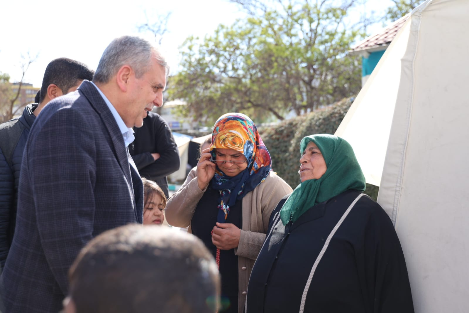 Başkan Beyazgül'den depremzedelere ziyaret