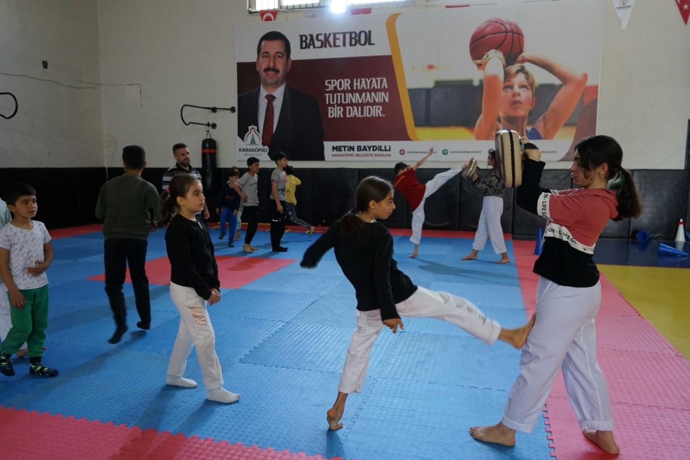 Karaköprü'de çocuklar sporla gelişiyor