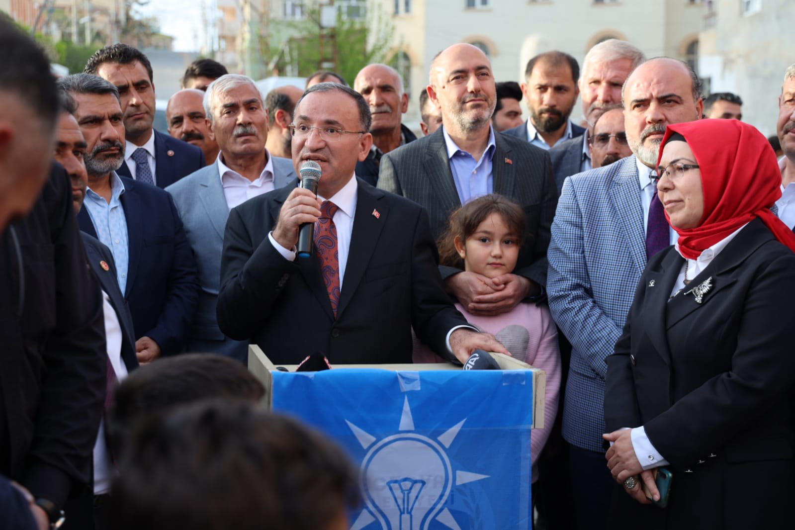 Bozovalılar AKP'li adayları bağrına bastı!