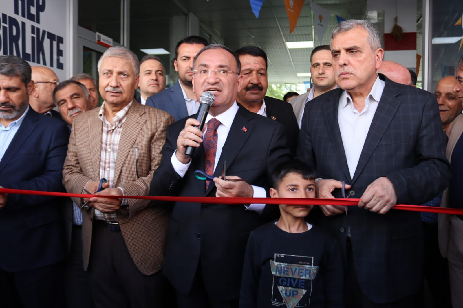 Bakan Bozdağ miting havasında seçim bürosu açtı