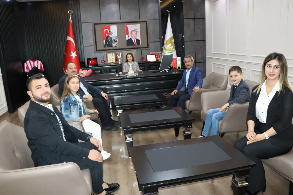 Başkan Ekinci koltuğunu Elif'e devretti