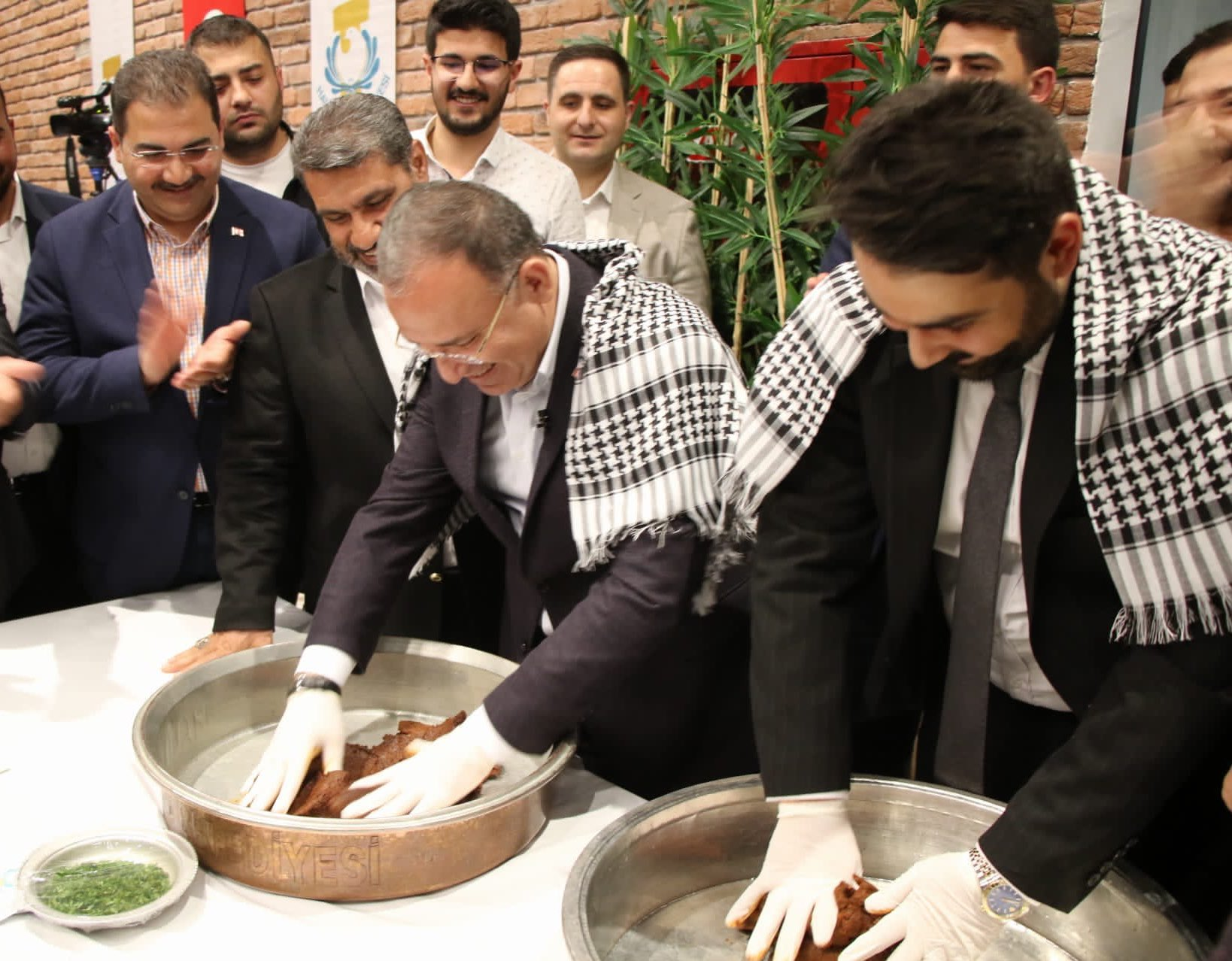 Bakan Bozdağ, çiğköfte yoğurdu!