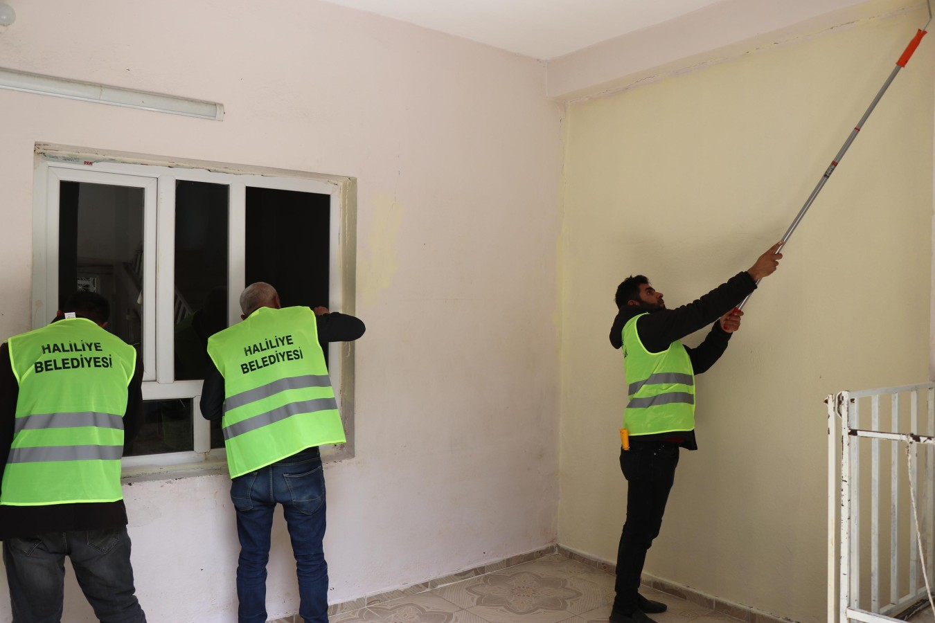 Haliliye Belediyesinden selden etkilenen evlerde boyama çalışması