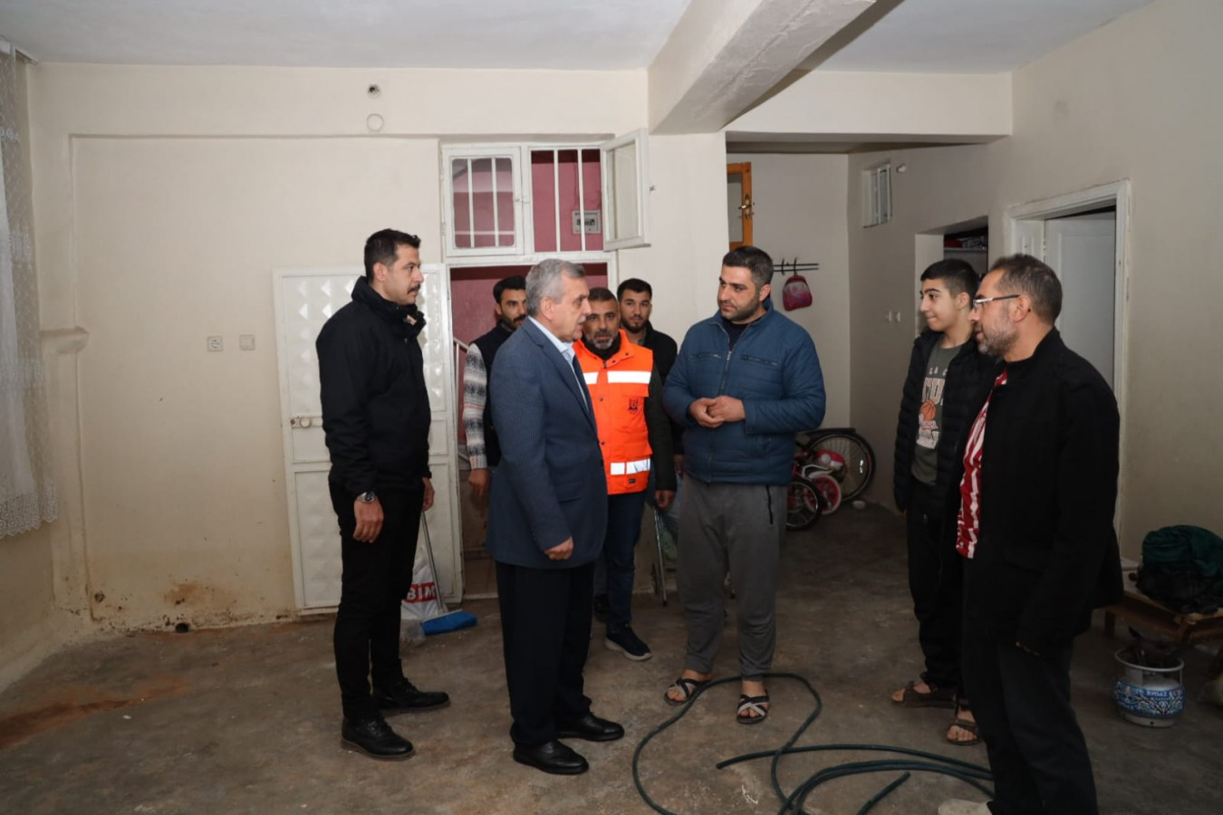 Gönüllerin Başkanı Beyazgül’den gece geç saatlerde selzedelere ziyaret