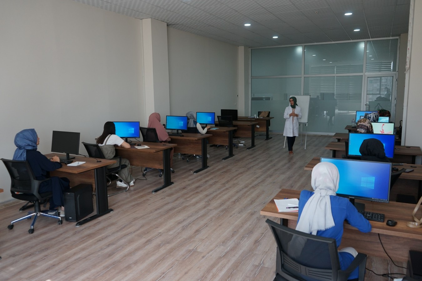 Karaköprü'de kadınlar temel bilgisayar eğitimi alıyor