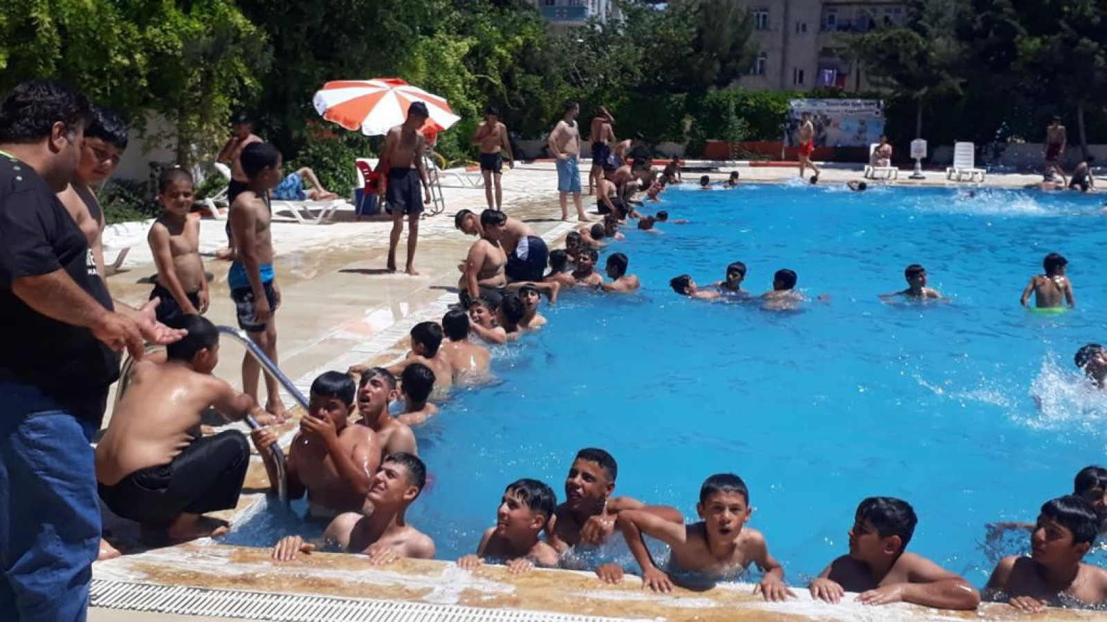 Gençler sıcak havalarda havuzlara akın etti