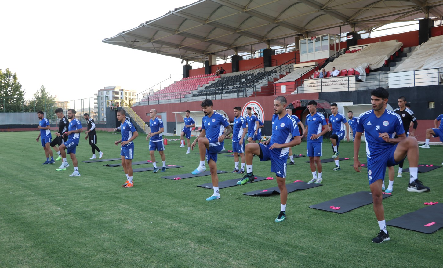 Karaköprü Belediyespor tesislerinde ilk antremana çıktı