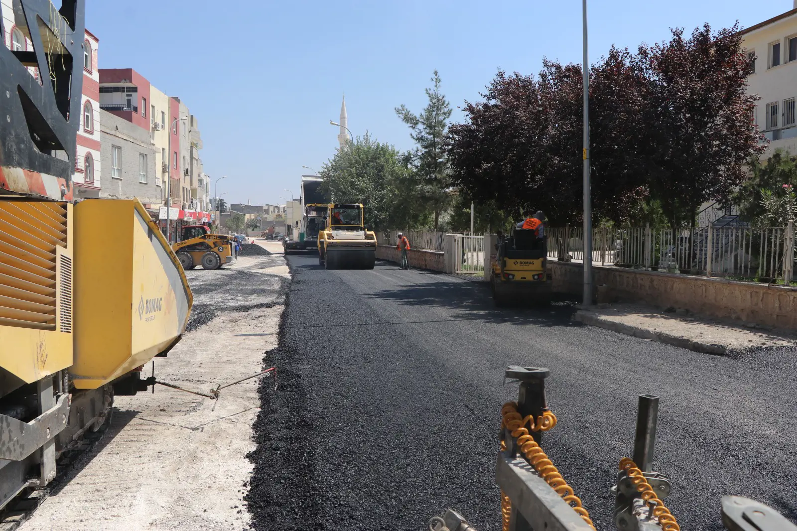 Viranşehir'de sıcak asfalt çalışmaları devam ediyor