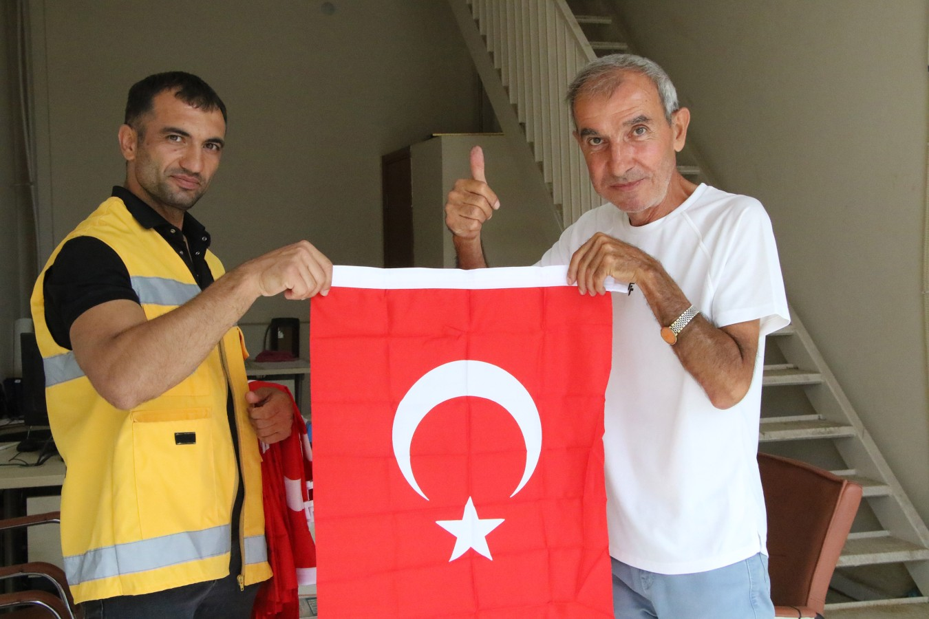 Haliliye'de Zafer Bayramı için bayrak dağıldı
