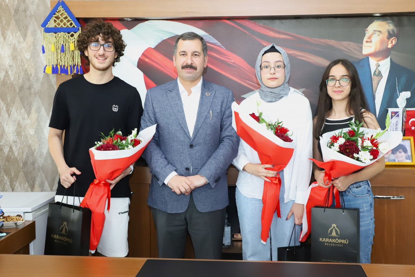 Başkan Baydilli YKS'de derece alan öğrencileri ödüllendirdi