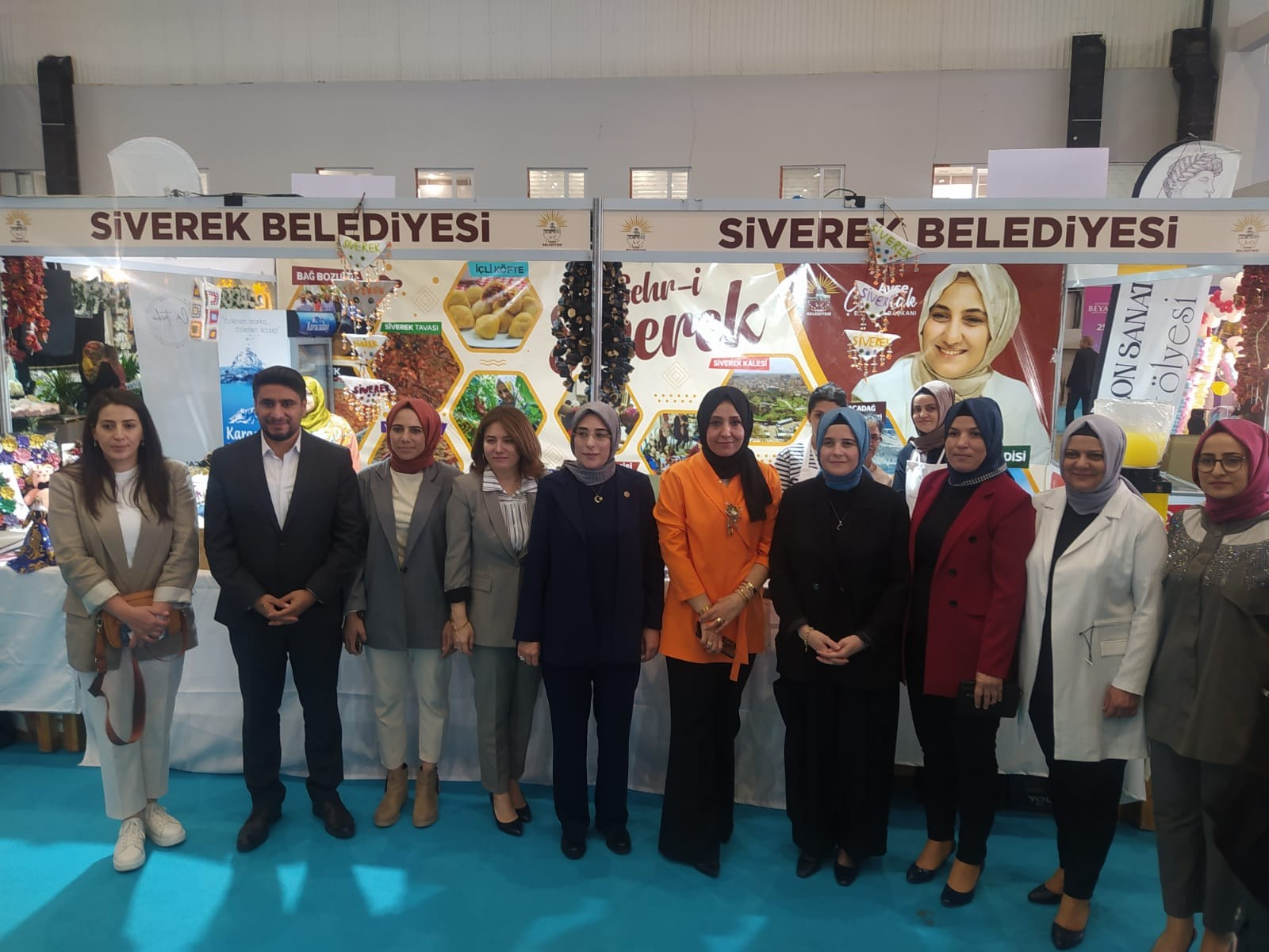 Vekil Yazmacı ile Başkan Beyazgül Siverek Belediyesinin standını ziyaret etti