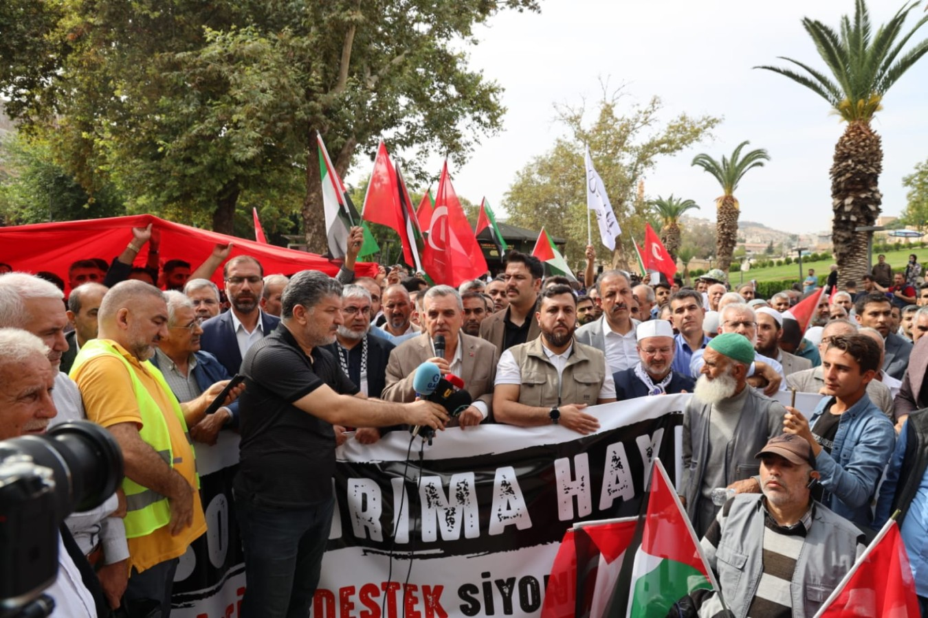 Başkan Beyazgül, “Filistin ve Gazze’de İnsanlık Ölüyor”