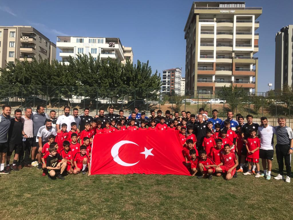Karaköprü Belediyespor'dan Miniklere Cumhuriyet Hediyesi