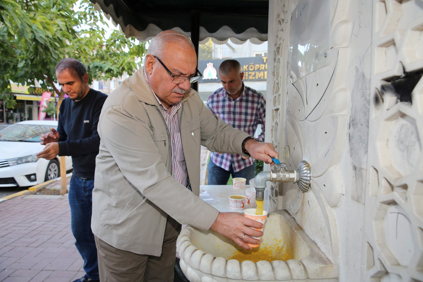 Karaköprü'de ikram çeşmesinde çorba akıyor