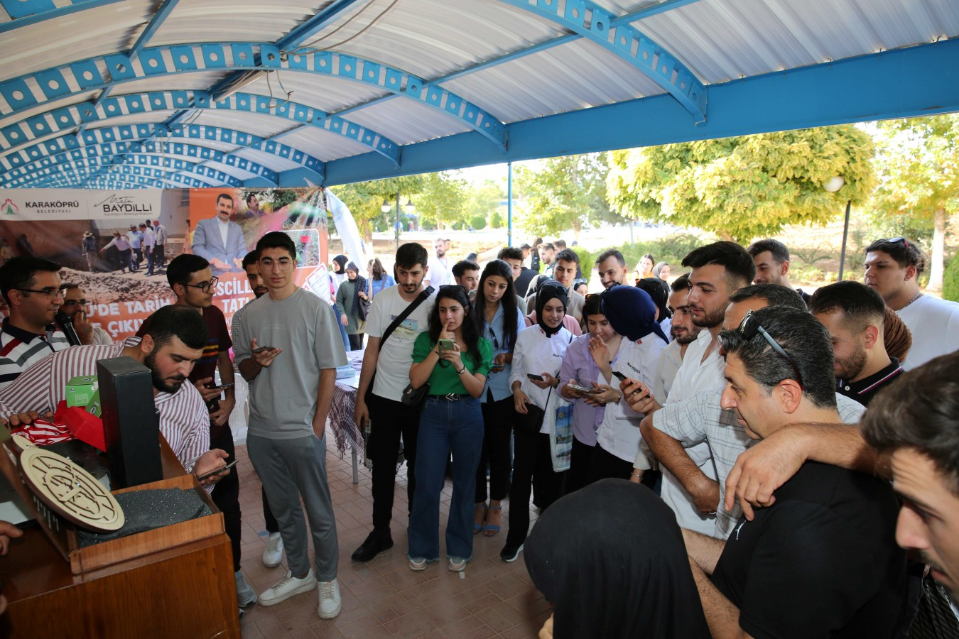 Üniversite öğrencilerinden Karaköprü Belediyesinin standına yoğun ilgisi