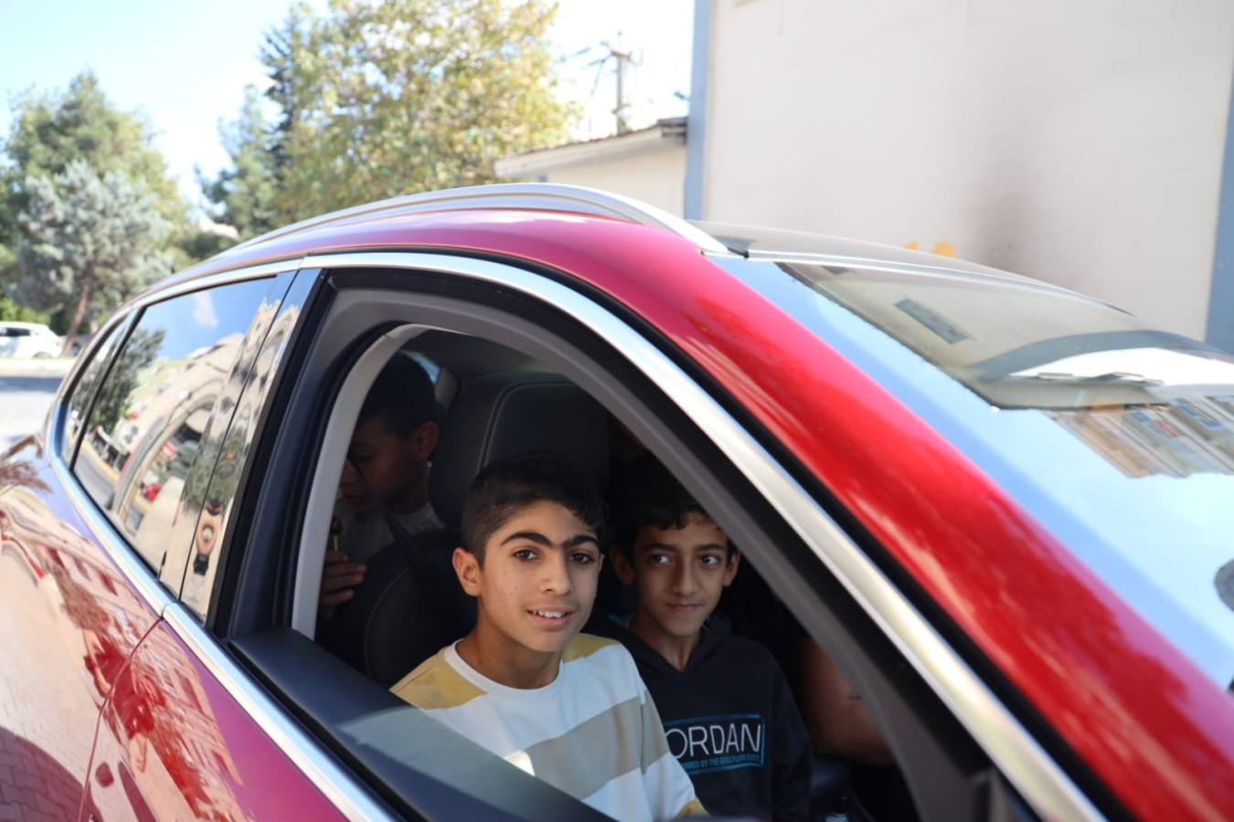 Başkan Beyazgül’den ev ziyaretleri, çocuklar Togg heyecanı yaşadı