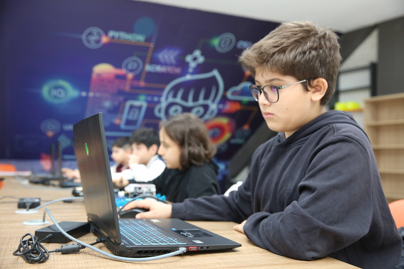 Karaköprülü çocuklardan robotik kodlama kursuna yoğun ilgi!