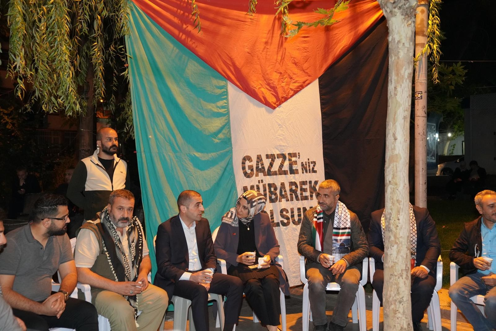 Siverek Kaymakamı ve Belediye Başkanı Gazze çadırını ziyaret etti