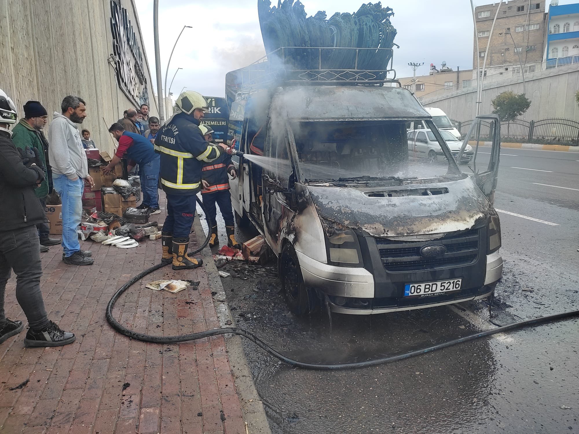 Urfa'da seyir halindeki ticari araç yanarak kullanılmaz hale geldi