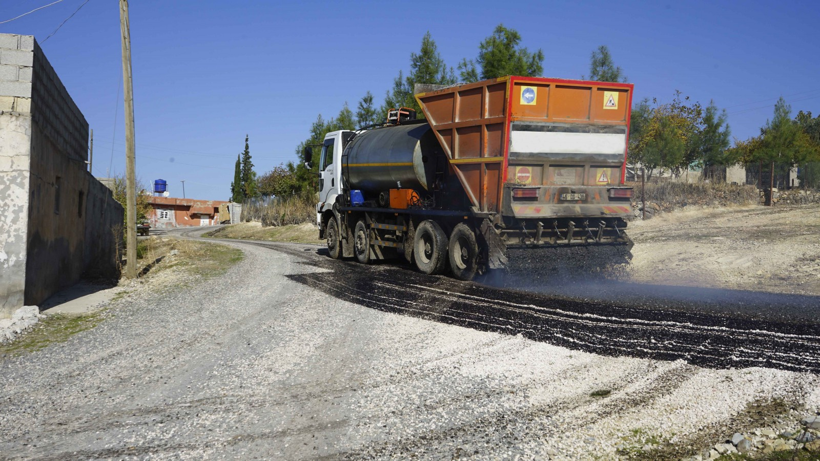 Karaköprü kırsalında konforlu ulaşım için yollar yenileniyor