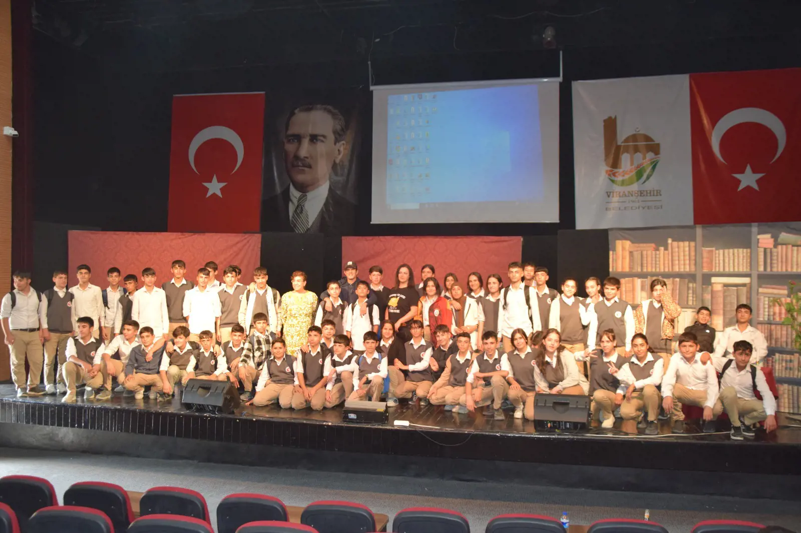 Viranşehir'de uyuşturucunun zararları üzerine tiyatro oyunu sergilendi