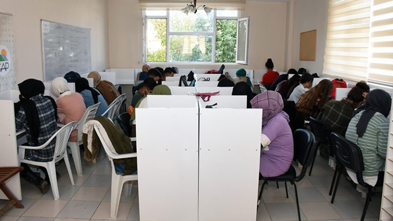 Hilvanlı gençler gelecekleri için bilgi evlerini tercih ediyor
