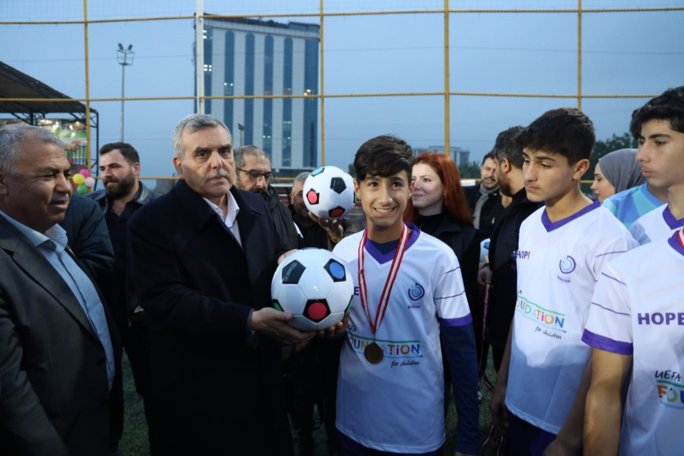 Büyükşehir belediyesinden bin sporcuya forma desteği