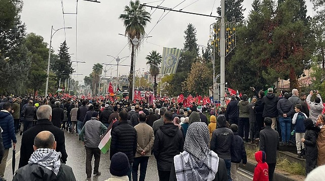 Şanlıurfa'da yağan yağmur inat! Binlerce kişi Gazze için bir araya geldi