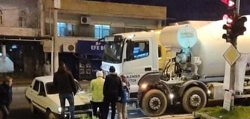 Hilvan'da beton mikseri otomobile çarptı