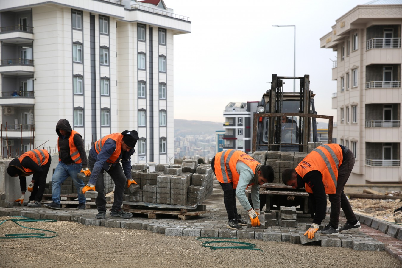 Başkan Baydilli ile Karaköprü'de yol seferberliği sürüyor