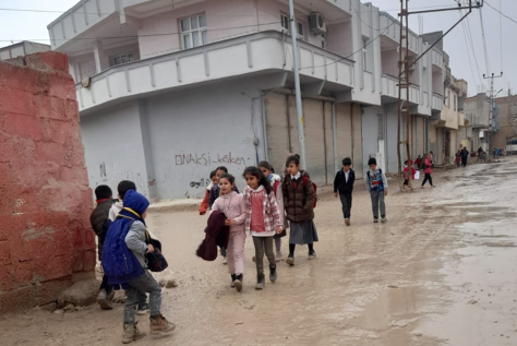 Öğrenciler çamurlu yolda okulla gidiyor! Yer Suruç