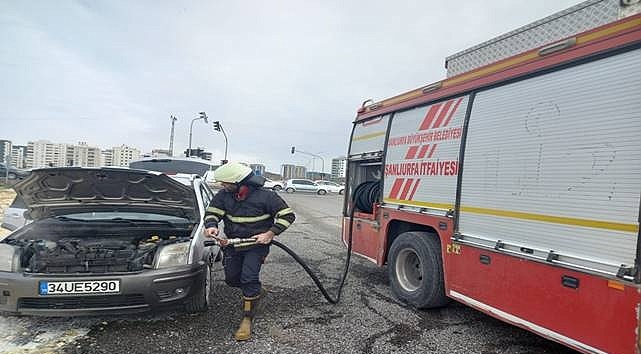 Karaköprü'de seyir halindeki araç yandı!