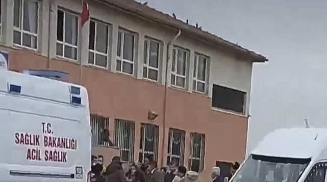 Siverek'te yedikleri yemeklerden zehirlenen öğrenciler hastaneye kaldırıldı