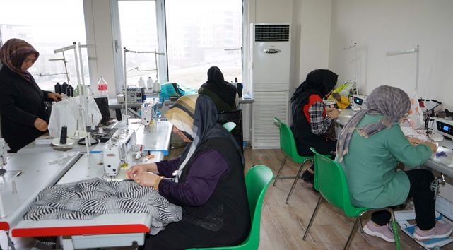 Karaköprü'de kadınlar giyim kursunda meslek öğreniyor