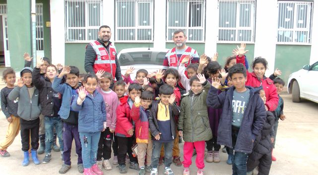 Suriye sınırındaki çocukları gönüllerince eğlendi
