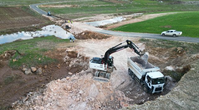 Urfa'da selden etkilen köprü ve yollar onarılıyor