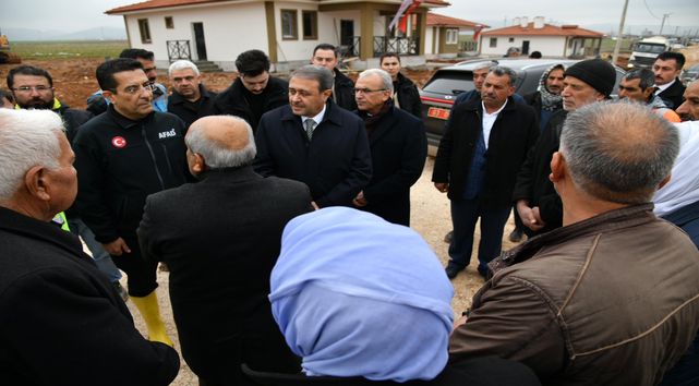 Vali Şıldak, Gülpınar'daki deprem konutlarını inceledi