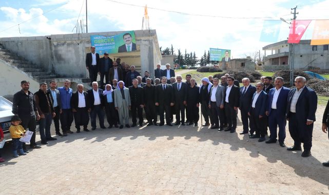 Başkan Canpolat, Ak parti'ye katılan vatandaşların rozetini taktı