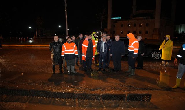 Başkan Beyazgül'den gece yarısı sahada yağış incelemesi