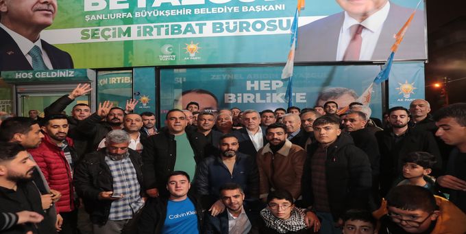 Başkan Beyazgül'ün seçim ofisinde coşkulu destek salona sığmıyor