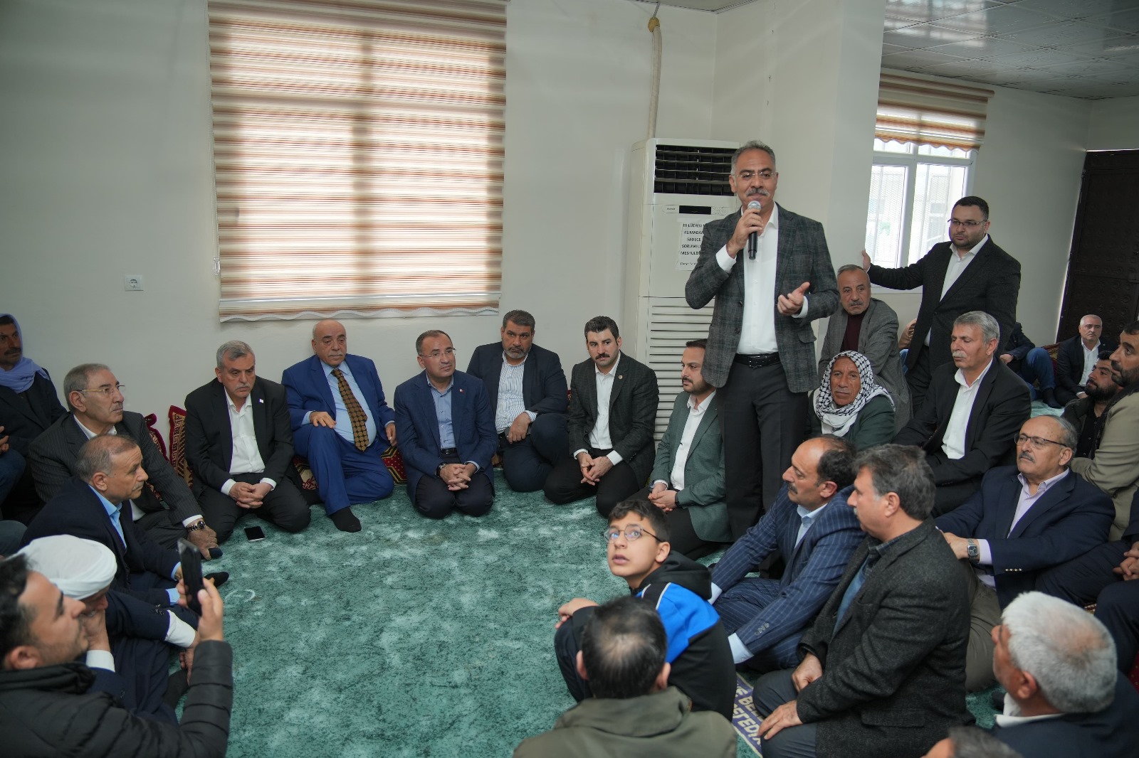 Başkan Beyazgül, gündüz saha çalışması, gece destek ziyaretlerine devam ediyor
