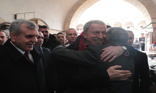 Hulusi Akar ile Beyazgül tarihi hanlar bölgesinde esnafları ziyaret etti