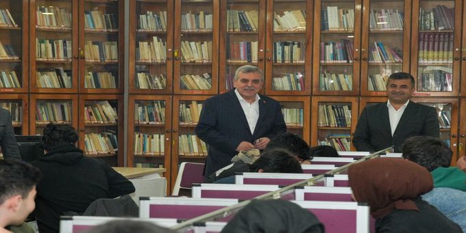 Başkan Beyazgül, kütüphanede ders çalışan öğrencileri ziyaret etti