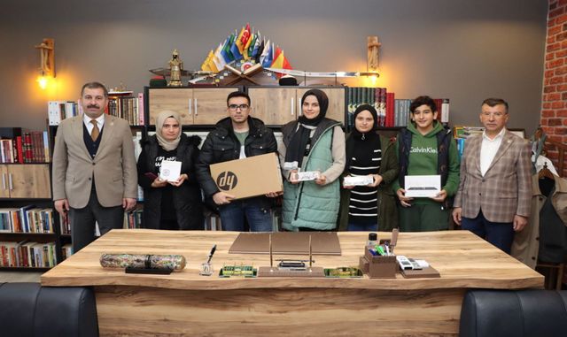Başkan Baydilli'den online sınavda başarılı olan öğrencilere ödül