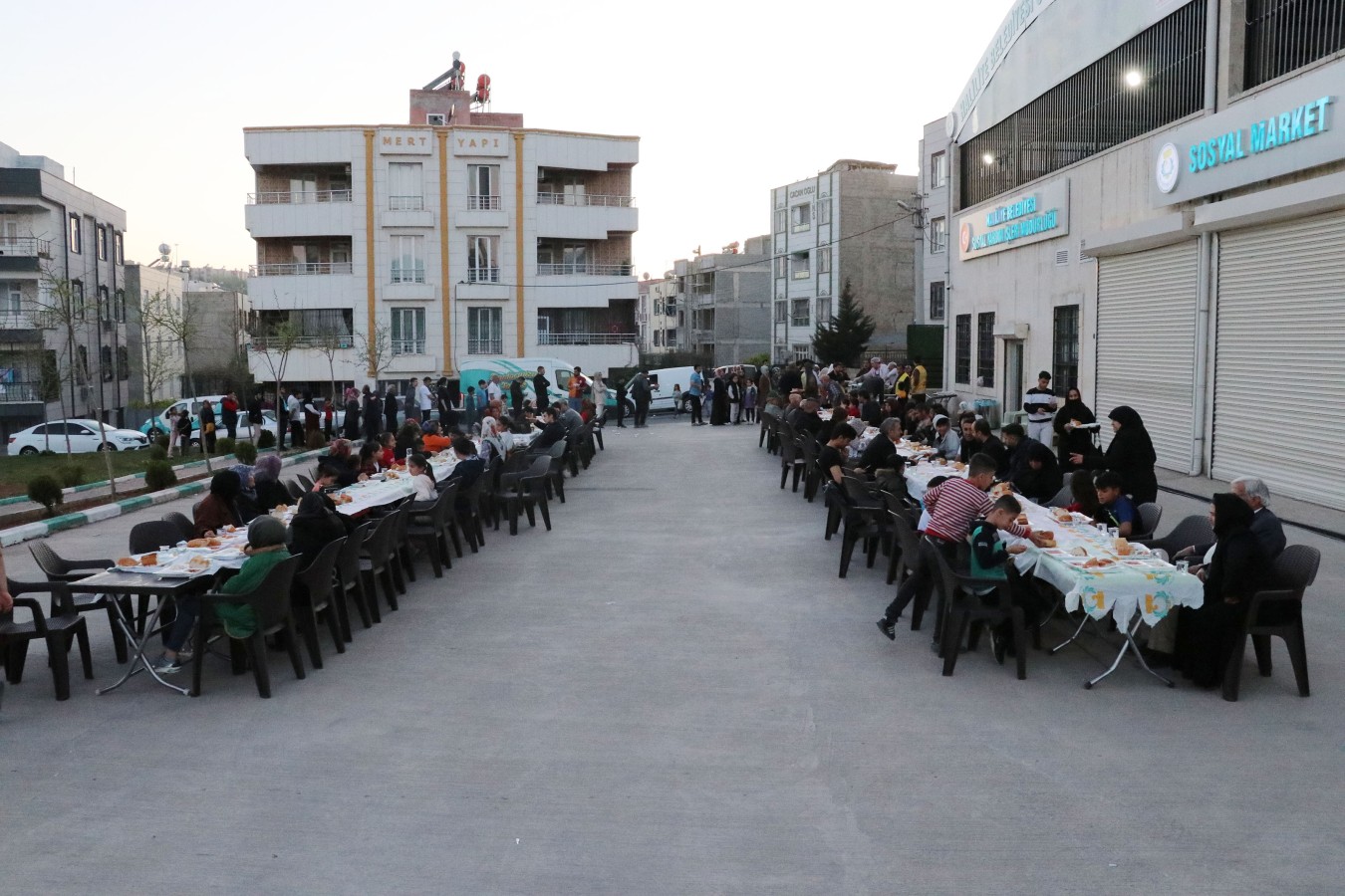 Haliliye'de vatandaşlar iftar sofrasında buluşuyor