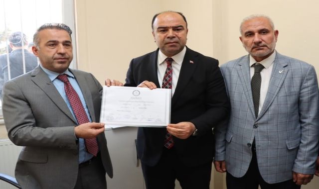 Başkan Çiftçi mazbatasını alarak görevine başladı