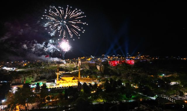 Kurtuluş temalı ışık ve lazer gösterisi tarihi Urfa Kalesine yansıtıldı
